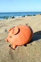 Sparschwein im Sand foto