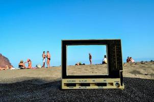 alter Fernseher im Sand foto