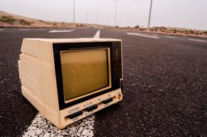 Vintage-Fernseher auf der Straße foto