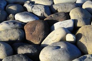 Kieselsteine am Strand foto