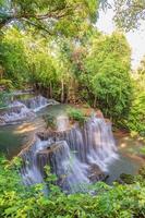 landschaft des huai mae khamin wasserfalls srinakarin nationalpark in kanchanaburi thailand.huai mae khamin wasserfall vierter stock chatkaew foto