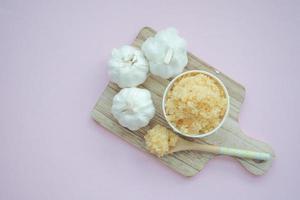 Draufsicht auf gehackten Knoblauch auf einem Holzlöffel foto