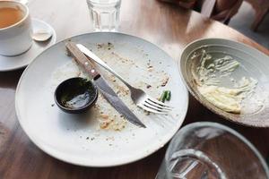 leerer Teller nach dem Essen auf dem Tisch foto