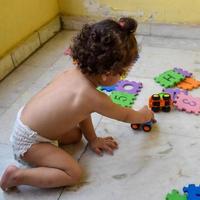 süßer kleiner Junge Shivaay Sapra auf dem heimischen Balkon im Sommer, süßes Fotoshooting für kleine Jungen bei Tageslicht, kleiner Junge genießt zu Hause während des Fotoshootings foto