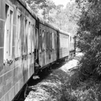 Spielzeugeisenbahn, die sich am Berghang bewegt, schöne Aussicht, ein Seitenberg, ein Seitental, das sich auf der Eisenbahn zum Hügel bewegt, inmitten grüner Naturwälder. Spielzeugeisenbahn von Kalka nach Shimla in Indien foto