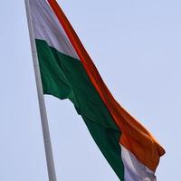 Indien-Flagge, die hoch am Connaught-Platz mit Stolz auf den blauen Himmel fliegt, Indien-Flagge flattert, indische Flagge am Unabhängigkeitstag und Tag der Republik Indien, Schuss nach oben geneigt, indische Flagge schwenkend, Har Ghar Tiranga foto