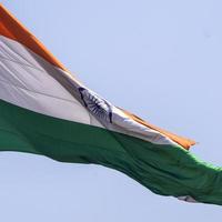 Indien-Flagge, die hoch am Connaught-Platz mit Stolz auf den blauen Himmel fliegt, Indien-Flagge flattert, indische Flagge am Unabhängigkeitstag und Tag der Republik Indien, Schuss nach oben geneigt, indische Flagge schwenkend, Har Ghar Tiranga foto