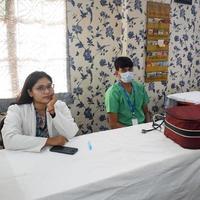 delhi, indien - 19. november 2022 - grundlegende routinemäßige gesundheitsuntersuchungslager wurden von spezialisierten ärzten des max-krankenhauses organisiert, patienten bei der jährlichen gesundheitsuntersuchung, arzt, der gesundheitsuntersuchungen für patienten durchführt foto