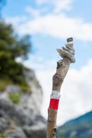 Markierung des richtigen Weges in den Bergen, über einem Holzpfahl foto