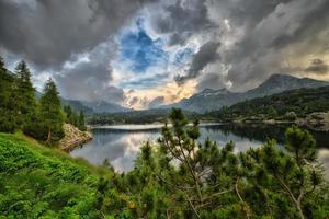 Bergsee auf den Alpen foto