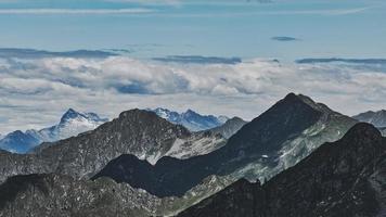 Panorama der Bergkette mit Schatten- und Lichtspielen foto