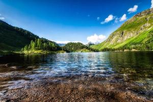 kleiner Bergsee in den Schweizer Alpen foto