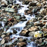 Wasserfall zwischen Bergfelsen foto