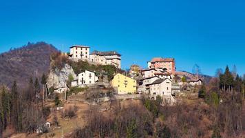 dorf pizzino im taleggio-tal in der nähe des brembana-tals bergamo foto