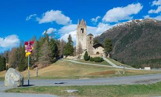 kirche von san gian in celerina bei sankt moritz in der schweiz foto