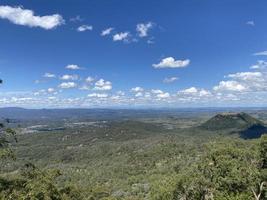 Blick auf den bewölkten Himmel auf der Spitze des Berges am Toowoomba-Picknickpunkt-Aussichtspunkt auf dem Kamm der Great Dividing Range, etwa 700 Meter 2.300 Fuß über dem Meeresspiegel, Queensland, Australien. foto