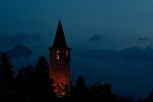 die kleine kirche von sils maria am silsersee bei sankt moritz foto