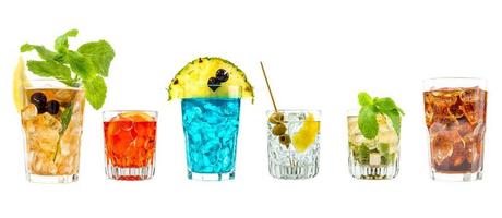 Einige Cocktails auf weißem Hintergrund foto