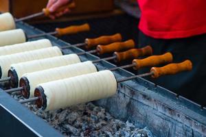 zubereitet auf dem grill ungarische kurtoskalacs in einem traditionellen m foto