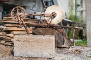 Stein zum Polieren des alten Handwerksrads foto