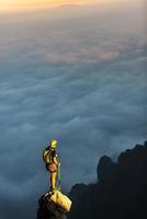 oben auf einer Bergspitze mit Wolkenmeer foto