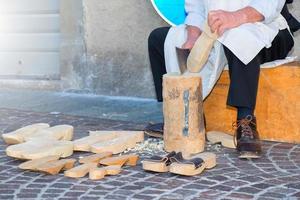 Hersteller traditioneller Holzschuhe foto