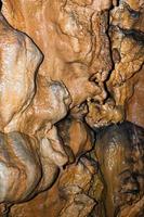 in einer Kalksteinhöhle während eines speläologischen Touristenbesuchs foto