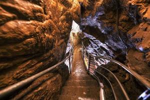 Abstieg in Kalksteinhöhlen für speläologische Besichtigungen foto