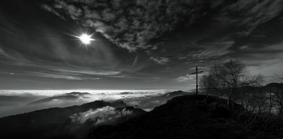 Panoramaberge mit Gipfelkreuz foto