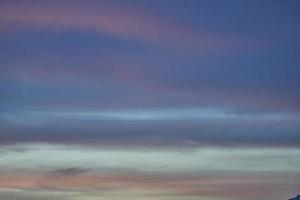 gestreifter blauer roter blauer himmel in den bergen foto