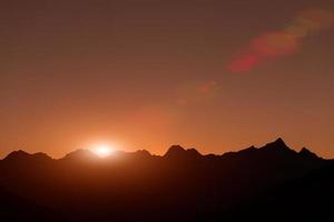 Sonnenuntergang in den Bergen foto