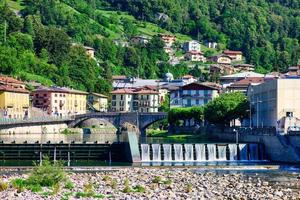 der Staudamm von San Pellegrino Terme in Norditalien foto