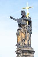 Statue von st. Johannes Baptist. von josef max auf der carlobrücke in prag foto