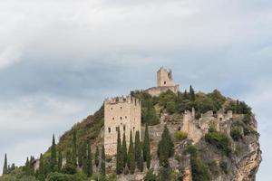 schloss von arco di trento - gardasee - italien foto