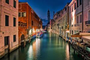 Venedig. Nachtansicht eines Lagunenkanals mit einem Glockenturm einer hängenden Kirche foto