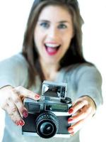 Mädchen mit Vintage-Kamera aus Kunststoff foto