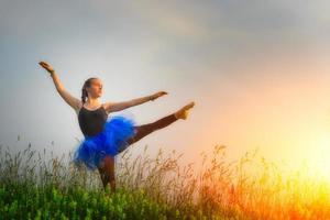 Toung schöne Ballerina tanzt im Freien foto