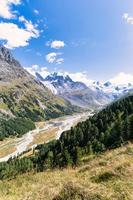 vertikale landschaft im roseg engadin foto