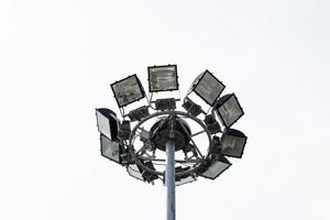 Spotlight-Lampenmast auf weißem Hintergrund foto