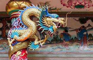 Säule mit Drachen im chinesischen Tempel