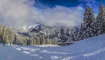 Panoramabild über ein Skigebiet in Österreich foto