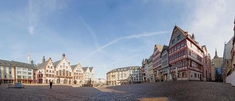 Panoramablick über den historischen Frankfurter Römerplatz mit Rathaus, Kopfsteinpflasterstraßen und alten Fachwerkhäusern im Morgenlicht foto