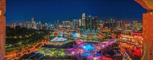 Panoramablick aus der Vogelperspektive auf die Skyline von Singapur und das Vergnügungsviertel Clarke Quay foto