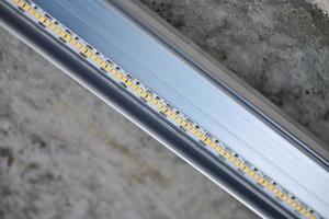 LED-Streifen mit Aluminiumprofil an rauer Decke foto