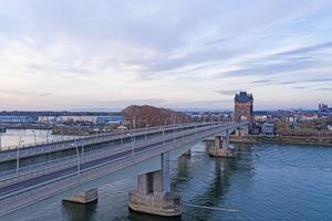 Luftaufnahme der Nibelungenbrücke in Worms mit Blick auf das Stadttor foto