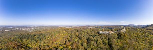 Drohnenfoto von Schloss Frankenstein bei Darmstadt mit Blick über das Rhein-Main-Gebiet im Herbst foto