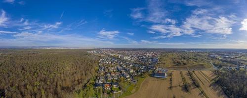 Luftaufnahme des deutschen Dorfes Mörfelden-Walldorf bei Frankfurt am Tag foto