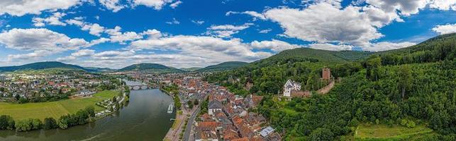 Luftdrohnen-Panoramabild der mittelalterlichen Stadt Miltenberg in Deutschland tagsüber foto
