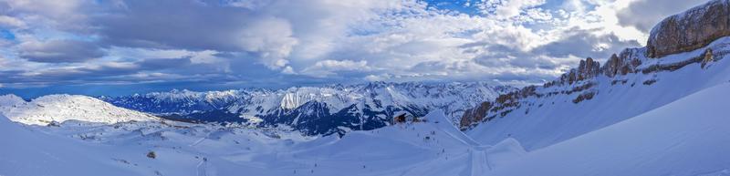 Panoramabild über ein Skigebiet in Österreich foto