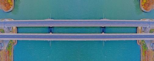 top-down-drohnenbild der nibelungenbrücke und des rheins in der deutschen stadt worms foto